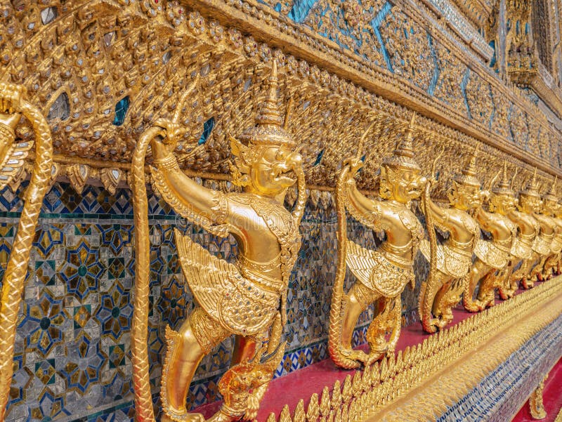 Золотое Garuda в виске Бангкоке Таиланде phrakaew wat Висок Wat Phrakeaw главный висок Бангкока стоковая фотография Золотое Garuda в виске Бангкоке Таиланде phrakaew wat Висок Wat Phrakeaw главный висок Бангкока стоковая фотография