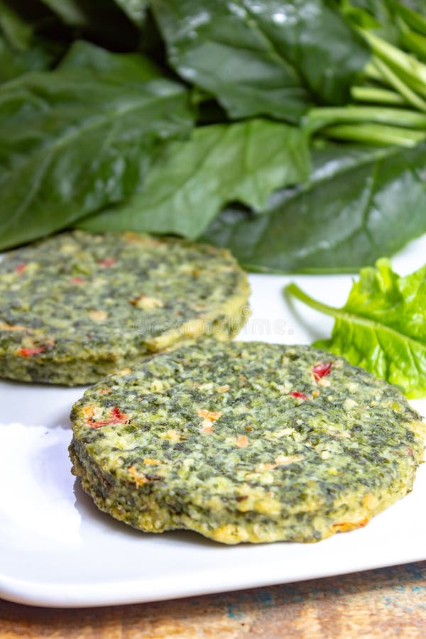 Здоровая еда вегетарианца или vegan, сырые зеленые бургеры шпината, ингредиент для гамбургеров стоковые фотографии rf Здоровая еда вегетарианца или vegan, сырые зеленые бургеры шпината, ингредиент для гамбургеров стоковые фотографии rf