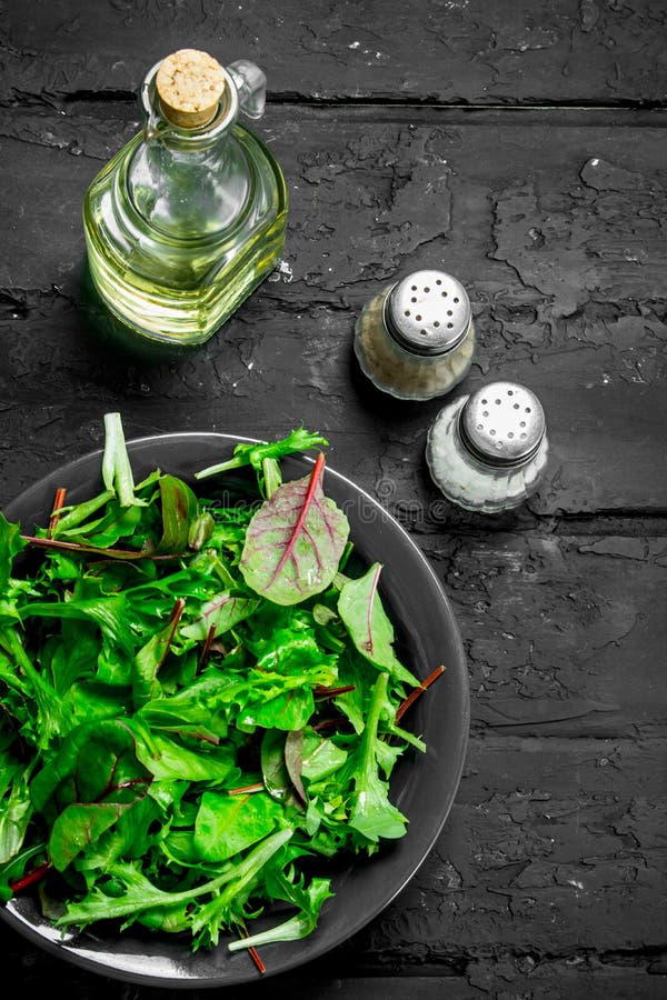 здоровый салат Салат Arugula в шаре стоковые фото здоровый салат Салат Arugula в шаре стоковые фото