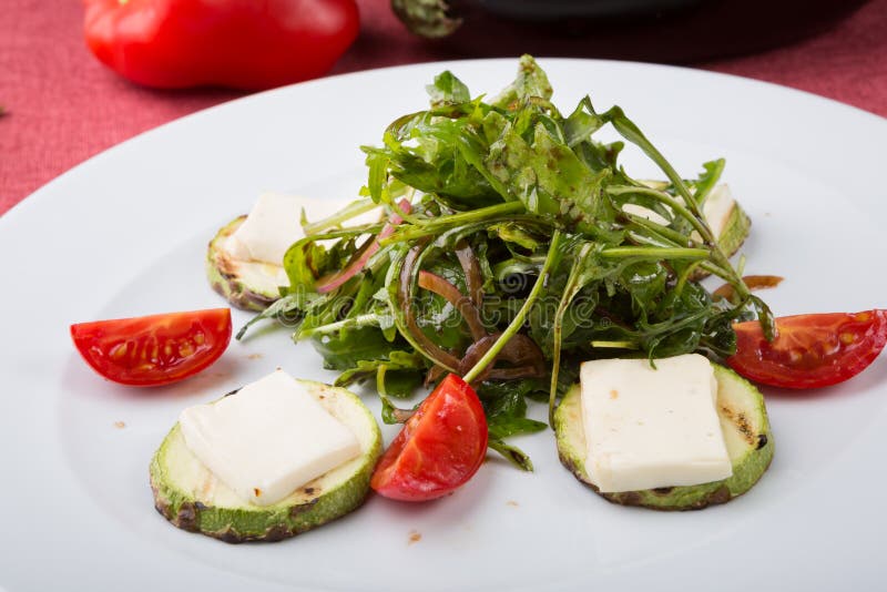 Зажаренный салат сыра смешанный с arugula стоковые фото Зажаренный салат сыра смешанный с arugula стоковые фото