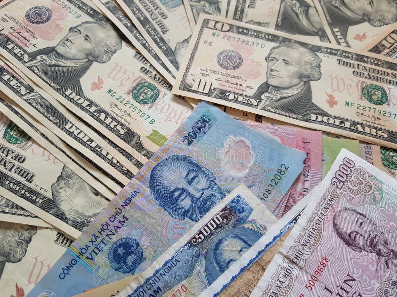 Закройте вверх по банкнотам вьетнамца с Хо Ши Мин доллар портрета и Соединенных Штатов темпы роста девизов в долларах принципиаль стоковое фото Закройте вверх по банкнотам вьетнамца с Хо Ши Мин доллар портрета и Соединенных Штатов темпы роста девизов в долларах принципиаль стоковое фото