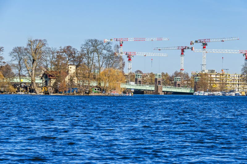Залив Maselake реки Havel, Spandauer-видит мост и остров любов или стены Kleine в Берлине стоковое изображение Залив Maselake реки Havel, Spandauer-видит мост и остров любов или стены Kleine в Берлине стоковое изображение