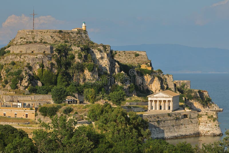 Замок около пика земли с маяком, Castel пиком моря и церковью St. George старой крепости Корфу, Kerkyr стоковая фотография Замок около пика земли с маяком, Castel пиком моря и церковью St. George старой крепости Корфу, Kerkyr стоковая фотография
