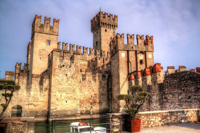 Замок Scaligers на береге озера Garda в курортном городе Sirmione, Италии стоковое изображение rf Замок Scaligers на береге озера Garda в курортном городе Sirmione, Италии стоковое изображение rf