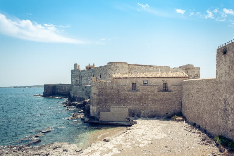 Замок †Castello Maniace «старый в острове Ortygia Ortigia, Сиракузе, Сицилии, Италии, традиционной архитектуре стоковые фотографии rf Замок †Castello Maniace «старый в острове Ortygia Ortigia, Сиракузе, Сицилии, Италии, традиционной архитектуре стоковые фотографии rf