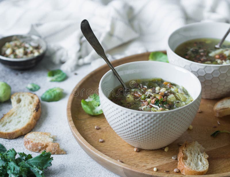 Зеленый суп vegan овоща от keil, ростков Брюсселя, цукини, лук-порея с различными прорастанными семенами и ростков с гренками дал стоковые фотографии rf Зеленый суп vegan овоща от keil, ростков Брюсселя, цукини, лук-порея с различными прорастанными семенами и ростков с гренками дал стоковые фотографии rf