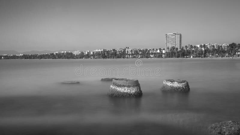 Изображение B/W пляжа Salou главного; 2 основания pilars ciment не в пользе больше стоковое изображение Изображение B/W пляжа Salou главного; 2 основания pilars ciment не в пользе больше стоковое изображение