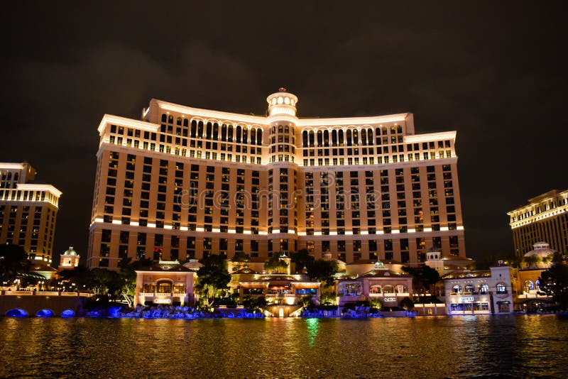 Изумляя Bellagio вечером в Лас-Вегас стоковая фотография rf Изумляя Bellagio вечером в Лас-Вегас стоковая фотография rf