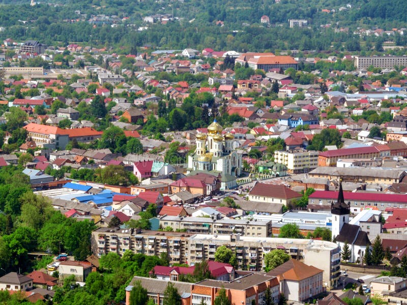 Изумляя панорама с висками маленького города Khust в Transcarpathia, воздушной стрельбе, взгляде сверху стоковые изображения rf Изумляя панорама с висками маленького города Khust в Transcarpathia, воздушной стрельбе, взгляде сверху стоковые изображения rf