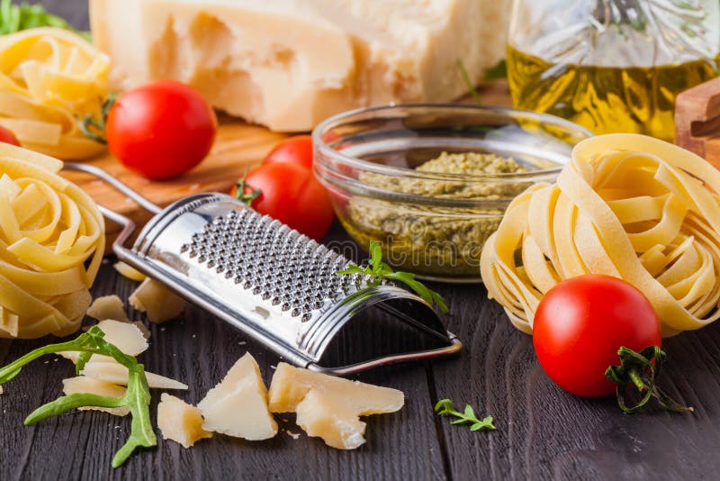 Ингредиенты готовые для варить очень вкусный итальянский обедающий для 2: перец макаронных изделий, чеснока, томатов вишни, красн стоковое изображение rf Ингредиенты готовые для варить очень вкусный итальянский обедающий для 2: перец макаронных изделий, чеснока, томатов вишни, красн стоковое изображение rf