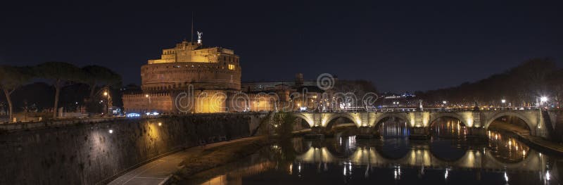 Италия rome Красивый вид Castel Sant „Angelo и моста вечером с отражениями на реке Тибра стоковое фото rf Италия rome Красивый вид Castel Sant „Angelo и моста вечером с отражениями на реке Тибра стоковое фото rf