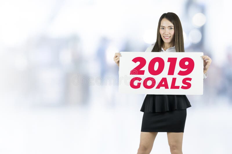 Коммерсантка проводя плакаты 2019 целей подписывает стоковые изображения rf Коммерсантка проводя плакаты 2019 целей подписывает стоковые изображения rf