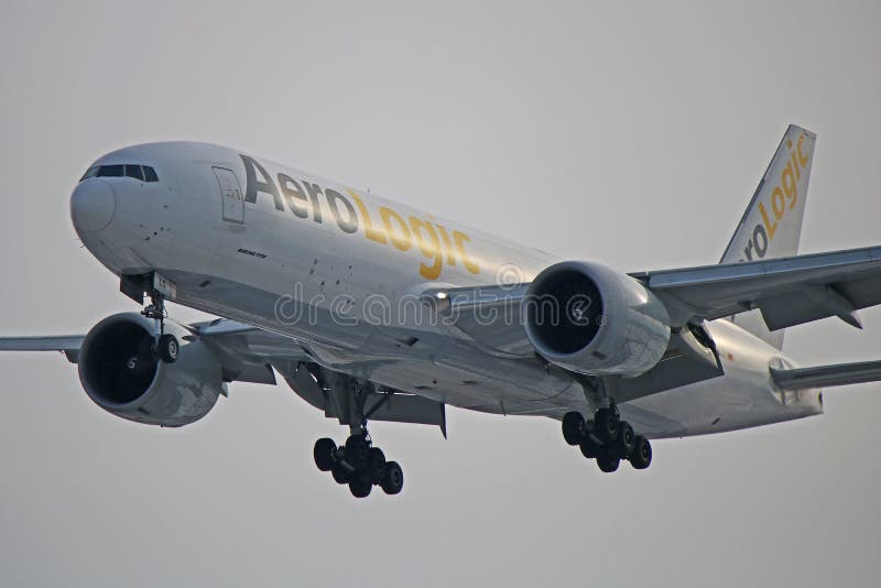 Конец-вверх AeroLogic Боинга 777F пока приземляющся стоковые фото Конец-вверх AeroLogic Боинга 777F пока приземляющся стоковые фото