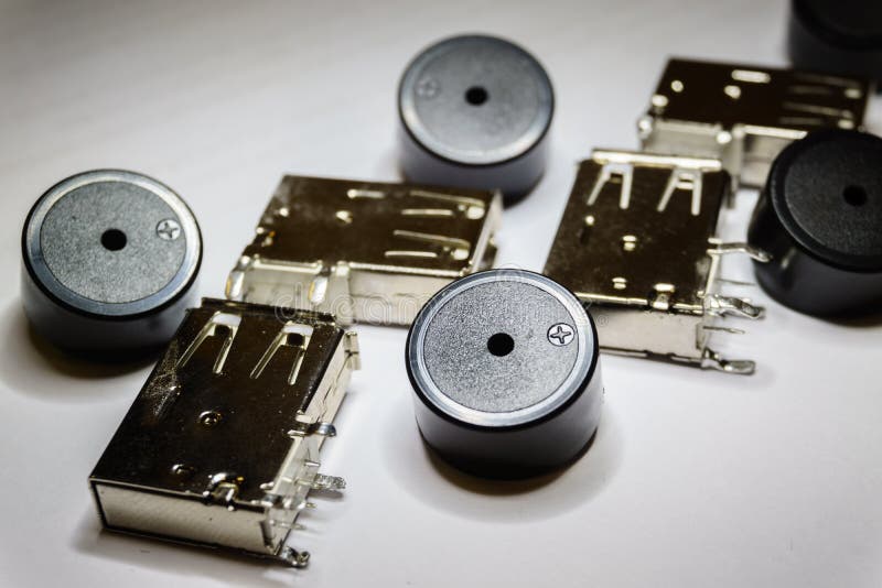 Конец-вверх разбросанных компонентов электроники гнезда и зуммера USB на белой предпосылке в частично фокусе и случайной картине стоковые фотографии rf Конец-вверх разбросанных компонентов электроники гнезда и зуммера USB на белой предпосылке в частично фокусе и случайной картине стоковые фотографии rf