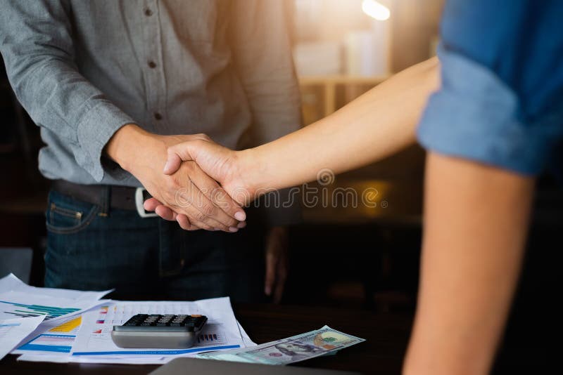 Концепция встречи партнерства дела Рукопожатие businessmans изображения Успешный handshaking бизнесменов после хорошего дела груп стоковое изображение rf Концепция встречи партнерства дела Рукопожатие businessmans изображения Успешный handshaking бизнесменов после хорошего дела груп стоковое изображение rf