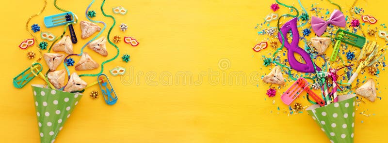 Концепция торжества Purim & x28; еврейское holiday& x29 масленицы; над деревянной желтой предпосылкой знамена стоковое фото