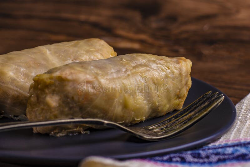 Капуста свертывает с говядиной, рисом и овощами Листья заполненной капусты с мясом Dolma, sarma, sarmale, golubtsy или golabki стоковое фото Капуста свертывает с говядиной, рисом и овощами Листья заполненной капусты с мясом Dolma, sarma, sarmale, golubtsy или golabki стоковое фото