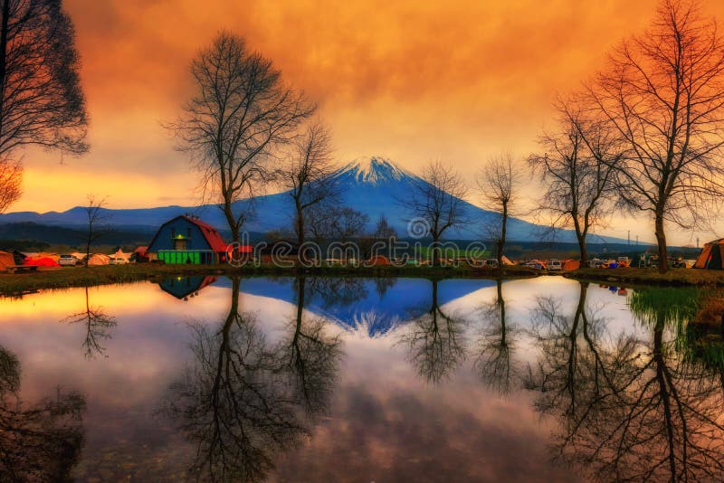 кемпинг и Mount Fuji на восходе солнца стоковая фотография rf кемпинг и Mount Fuji на восходе солнца стоковая фотография rf