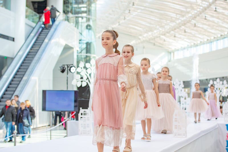 Киев, Украина 3-ье марта 2019 UKFW Украинские дети фасонируют день маленькие модельные девушки поганят на подиуме на модном парад стоковое изображение rf Киев, Украина 3-ье марта 2019 UKFW Украинские дети фасонируют день маленькие модельные девушки поганят на подиуме на модном парад стоковое изображение rf