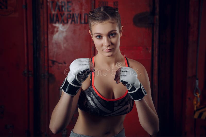 Кладя в коробку боец спортзала женский представляя во время cardio разминки фитнеса стоковые фото Кладя в коробку боец спортзала женский представляя во время cardio разминки фитнеса стоковые фото