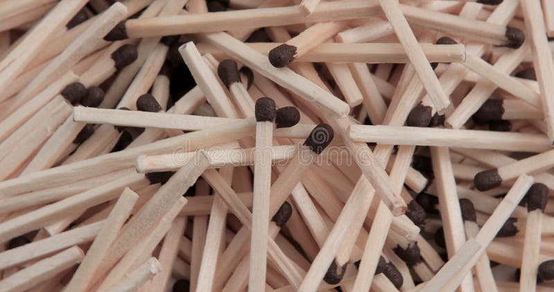 Куча коричневых деревянных matchsticks стоковая фотография rf Куча коричневых деревянных matchsticks стоковая фотография rf