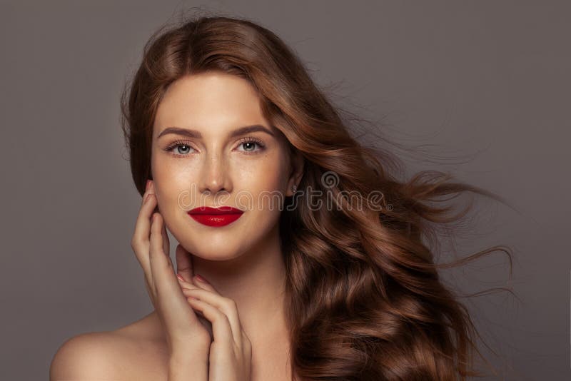 красотка естественная Подлинная женщина redhead с дуя вьющиеся волосы и красным макияжем губ, идеальной стороной стоковая фотография rf красотка естественная Подлинная женщина redhead с дуя вьющиеся волосы и красным макияжем губ, идеальной стороной стоковая фотография rf