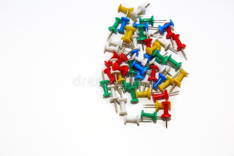 Красочные pushpins на белой предпосылке стоковое изображение rf Красочные pushpins на белой предпосылке стоковое изображение rf