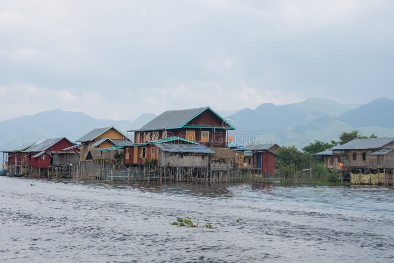 Красочные дома на известном озере inle в центральной Мьянме стоковые изображения Красочные дома на известном озере inle в центральной Мьянме стоковые изображения