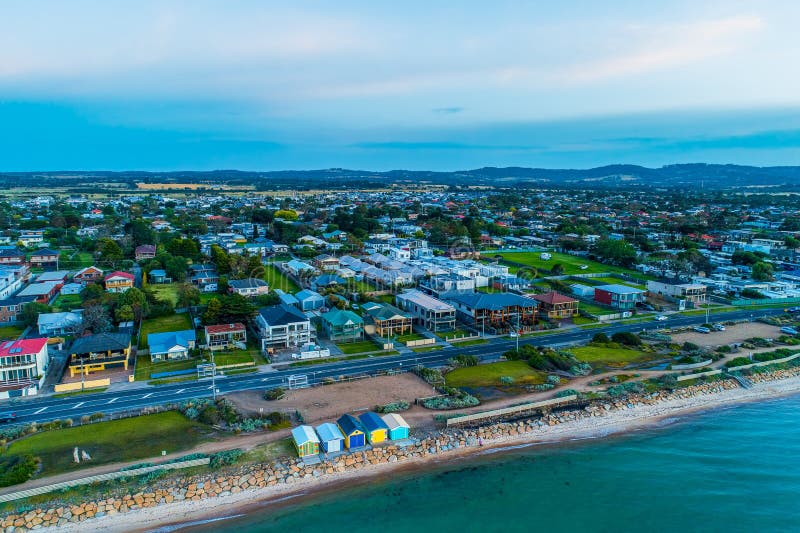 Красочные коробки пляжа и роскошные дома на полуострове Mornington стоковые фотографии rf Красочные коробки пляжа и роскошные дома на полуострове Mornington стоковые фотографии rf