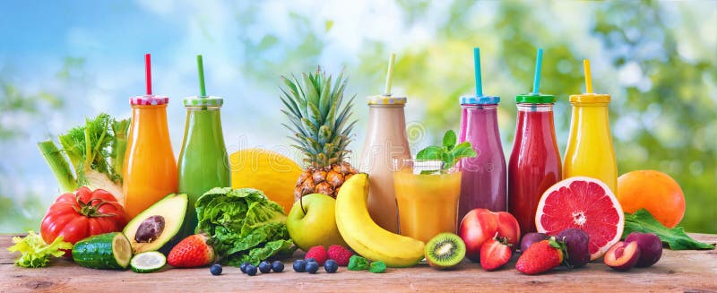 Красочные свежо сжиманные smoothies фруктов и овощей с ингредиентами для здоровой еды стоковая фотография rf