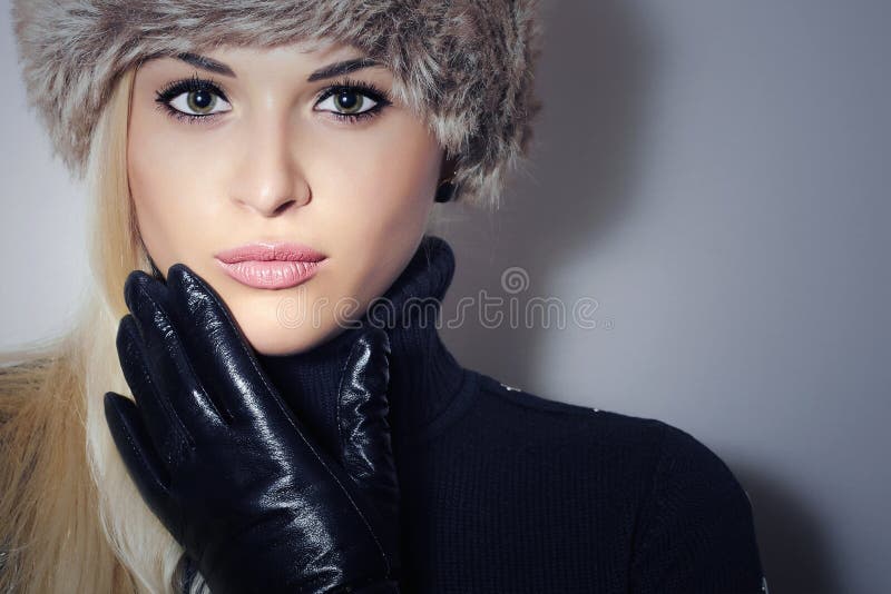 Красивая белокурая женщина в кожаной девушке Gloves. Beauty в крышке меха стоковая фотография