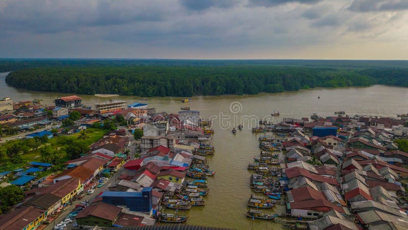 Красивый вид с воздуха ландшафта деревни рыболовов в Kuala Spetang Малайзии со шлюпками на порте стоковые изображения rf Красивый вид с воздуха ландшафта деревни рыболовов в Kuala Spetang Малайзии со шлюпками на порте стоковые изображения rf