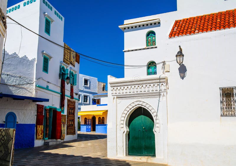 Красивый вид улицы с типичной арабской архитектурой в Asilah Положение: Asilah, северное Марокко, Африка Художническое изображени стоковое фото Красивый вид улицы с типичной арабской архитектурой в Asilah Положение: Asilah, северное Марокко, Африка Художническое изображени стоковое фото