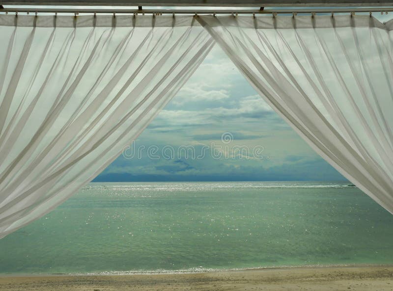 Красивый вид тропического пляжа на пляже острова Gili Lombok в Индонезии в Азии через комнату окна роскошного курорта с стоковая фотография Красивый вид тропического пляжа на пляже острова Gili Lombok в Индонезии в Азии через комнату окна роскошного курорта с стоковая фотография