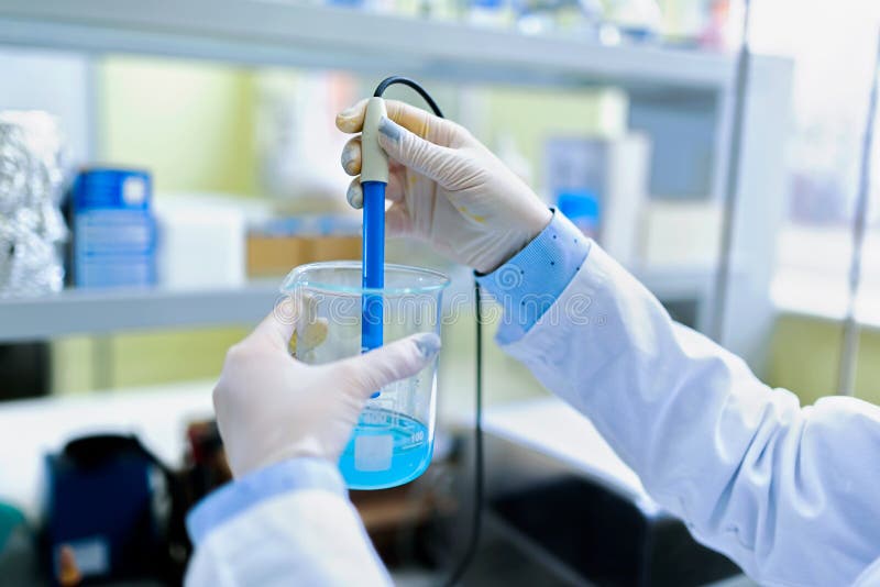 Лабораторное исследование молодого женского исследователя проводя стоковое фото rf Лабораторное исследование молодого женского исследователя проводя стоковое фото rf