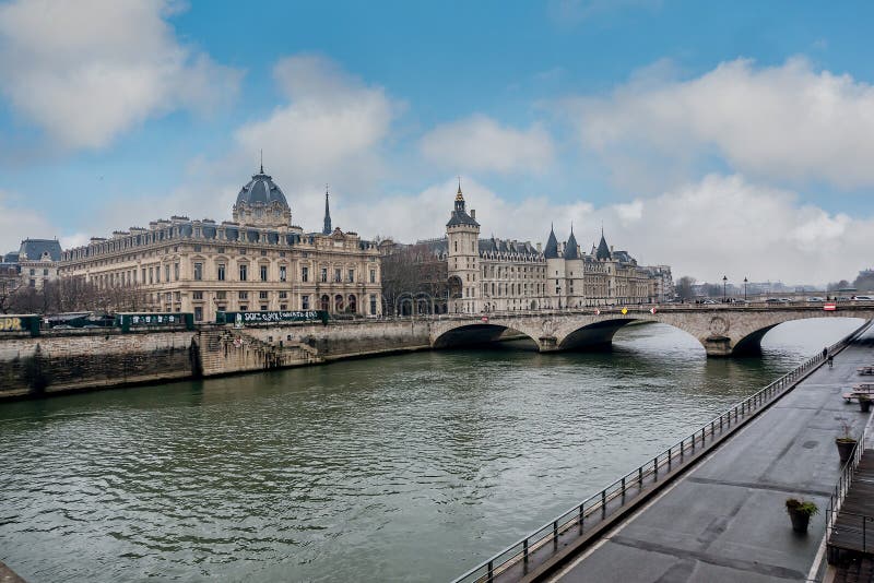 Ландшафт Рекы Сена со старыми мостами в Париже, Франции стоковая фотография Ландшафт Рекы Сена со старыми мостами в Париже, Франции стоковая фотография