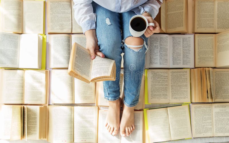 Молодая женщина читает книгу и кофе напитков Много книги Концепция на день книги мира, образ жизни, исследование, образование стоковое фото Молодая женщина читает книгу и кофе напитков Много книги Концепция на день книги мира, образ жизни, исследование, образование стоковое фото