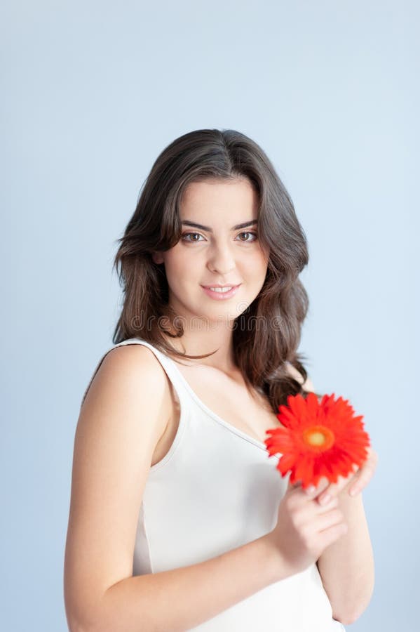 Молодая красивая женщина ослабляя с цветком gerbera в изолированном спа стоковые фотографии rf