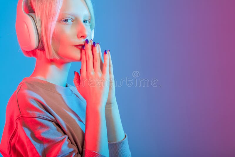Молодая несчастная девушка пробуя уменьшить ее стресс и отрицательные эмоции стоковое фото Молодая несчастная девушка пробуя уменьшить ее стресс и отрицательные эмоции стоковое фото