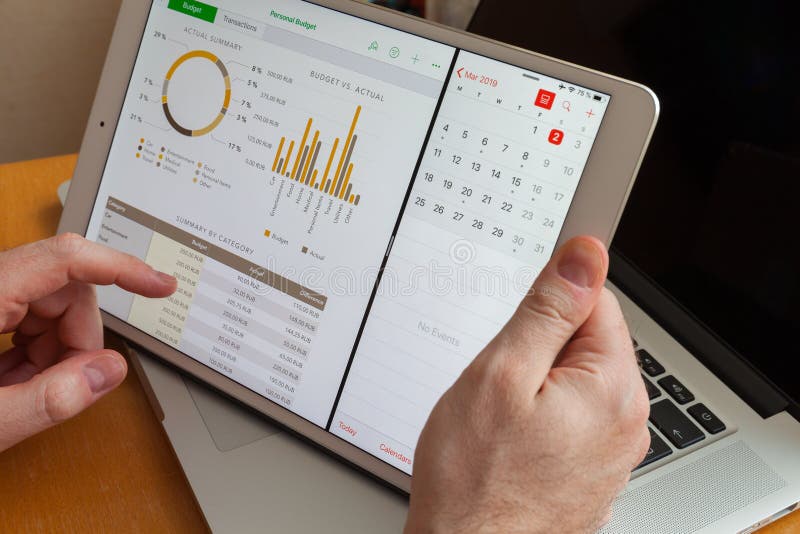 Москва/Россия - 2-ое марта 2013: В руках белого iPad Pro на предпосылке MacBook Подсчитывать бюджет стоковые фото Москва/Россия - 2-ое марта 2013: В руках белого iPad Pro на предпосылке MacBook Подсчитывать бюджет стоковые фото