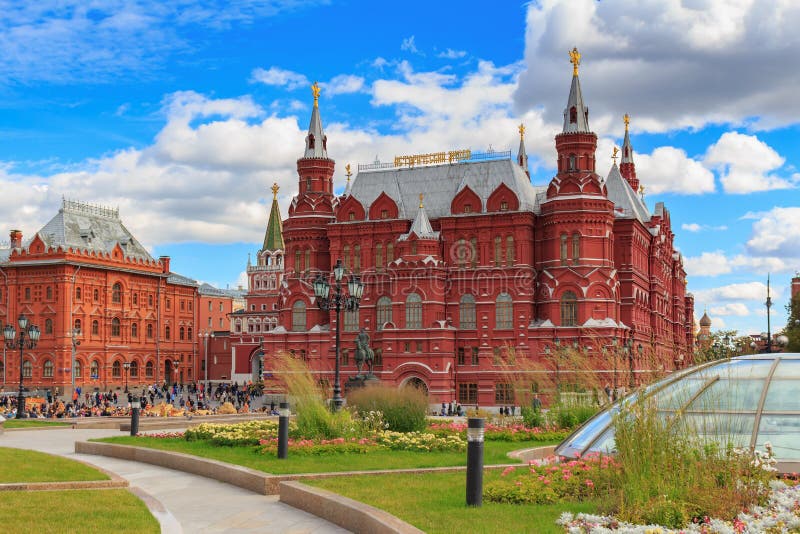 Москва, Россия - 30-ое сентября 2018: Музей государства исторический в Москве против голубого неба с белыми облаками и зелеными л стоковое изображение rf Москва, Россия - 30-ое сентября 2018: Музей государства исторический в Москве против голубого неба с белыми облаками и зелеными л стоковое изображение rf