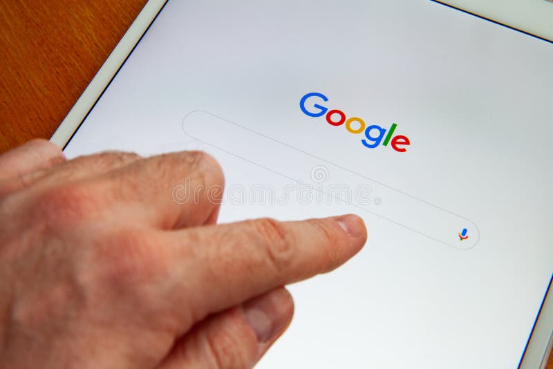 Москва/Россия - 25-ое февраля 2019: Белое ipad лежит на таблице Экран поиска Google стоковая фотография Москва/Россия - 25-ое февраля 2019: Белое ipad лежит на таблице Экран поиска Google стоковая фотография