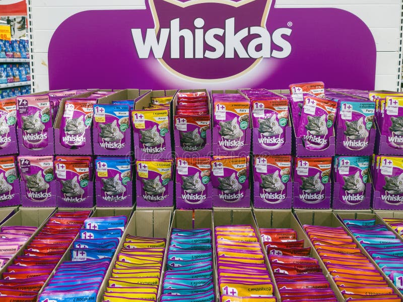 Москва, Россия - 12-ое февраля 2019 Кошачья еда Whiskas в магазине Auchan стоковое фото Москва, Россия - 12-ое февраля 2019 Кошачья еда Whiskas в магазине Auchan стоковое фото