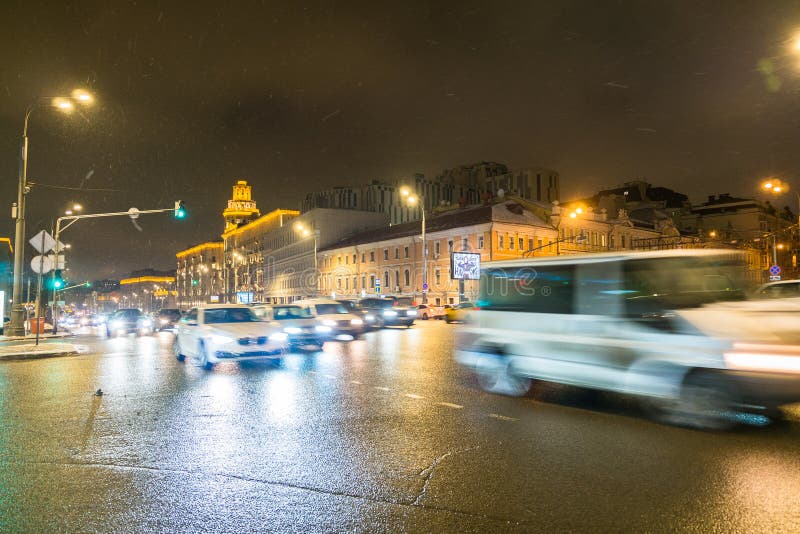МОСКВА, РОССИЯ, 23-ЬЕ ЯНВАРЯ 2019: Движение ночи в столице на высокоскоростном шоссе большой город illinois chicago свое озеро ос стоковое фото rf МОСКВА, РОССИЯ, 23-ЬЕ ЯНВАРЯ 2019: Движение ночи в столице на высокоскоростном шоссе большой город illinois chicago свое озеро ос стоковое фото rf
