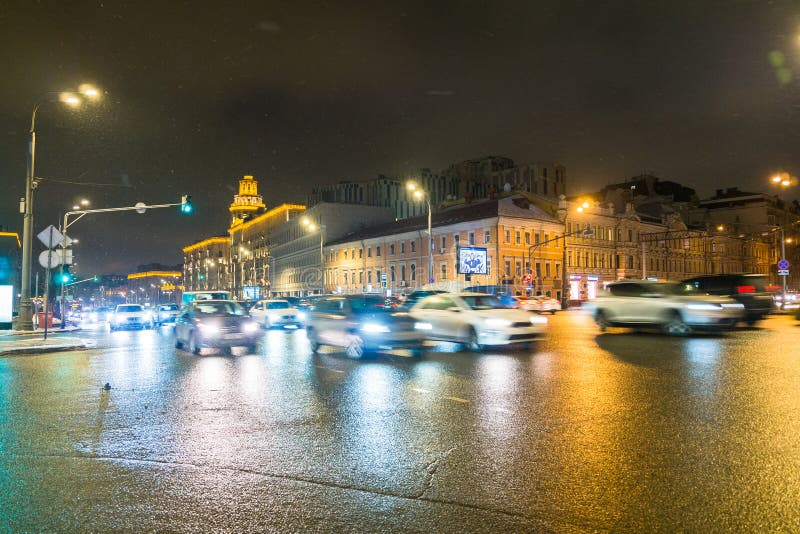 МОСКВА, РОССИЯ, 23-ЬЕ ЯНВАРЯ 2019: Движение ночи в столице на высокоскоростном шоссе большой город illinois chicago свое озеро ос стоковые фото МОСКВА, РОССИЯ, 23-ЬЕ ЯНВАРЯ 2019: Движение ночи в столице на высокоскоростном шоссе большой город illinois chicago свое озеро ос стоковые фото