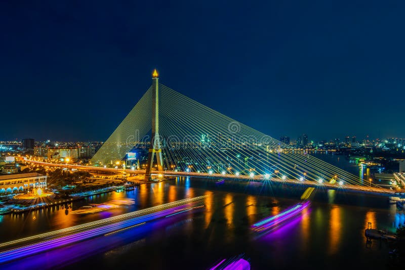 Мост Rama VIII, красивый мост пересекает Chao Реку Phraya, Бангкок, Таиланд стоковое фото Мост Rama VIII, красивый мост пересекает Chao Реку Phraya, Бангкок, Таиланд стоковое фото