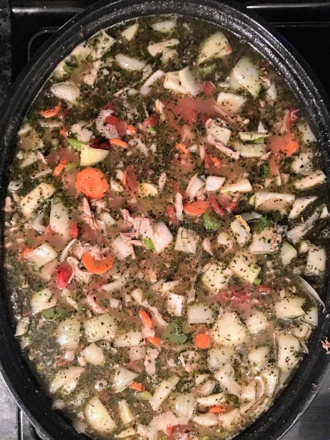 Массивный бак очень вкусного куриного супа быть кипеть полными луков, морковей, томатов, сельдерея, фенхеля и серий специй стоковое изображение Массивный бак очень вкусного куриного супа быть кипеть полными луков, морковей, томатов, сельдерея, фенхеля и серий специй стоковое изображение