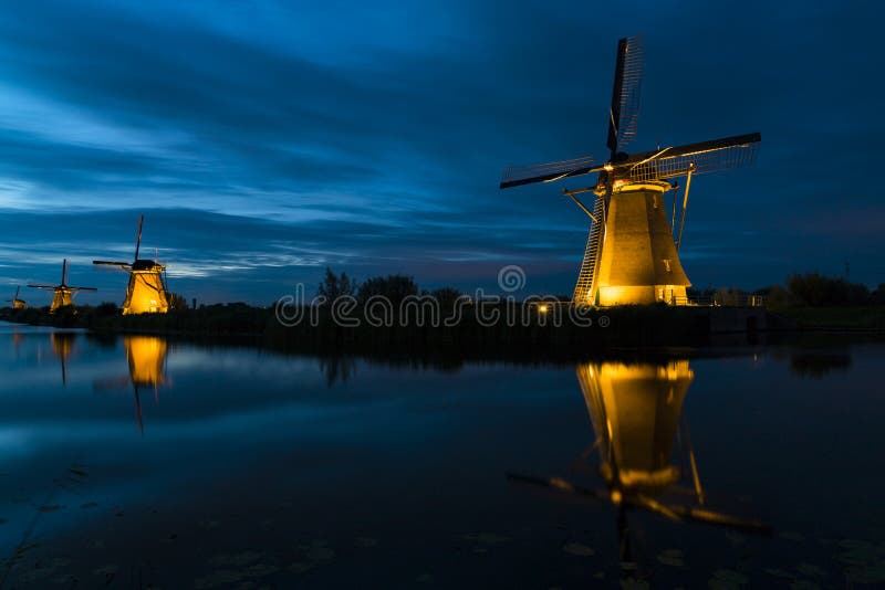 Мельницы к ночь на Kinderdijk, Нидерланд стоковое фото rf Мельницы к ночь на Kinderdijk, Нидерланд стоковое фото rf
