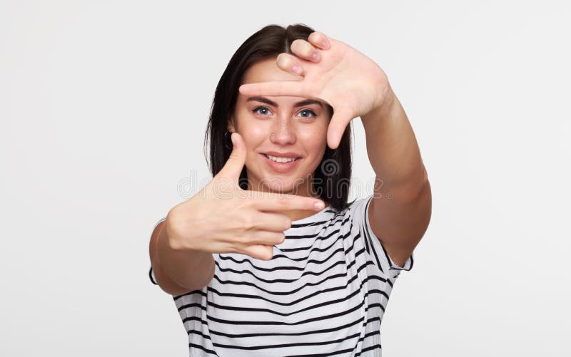 Милая девушка фотографируя с мнимой камерой стоковые изображения