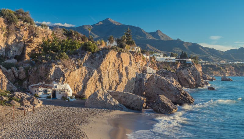 Новый день в пляже Nerja стоковые фотографии rf Новый день в пляже Nerja стоковые фотографии rf